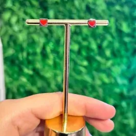 BRINCO QUADRADO CORAÇÃO RESINADO - AÇO INOX