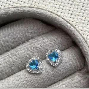 BRINCO CORACAO CRAV LARA TURQUESA - BANHADO A PRATA