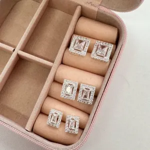 BRINCO G QUADRADO CRAVEJADO - BANHADO A PRATA