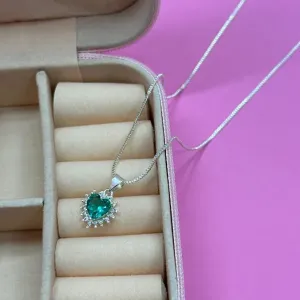 GARGANTILHA CORAÇÃO CRAVEJADO VERDE - BANHADO A PRATA